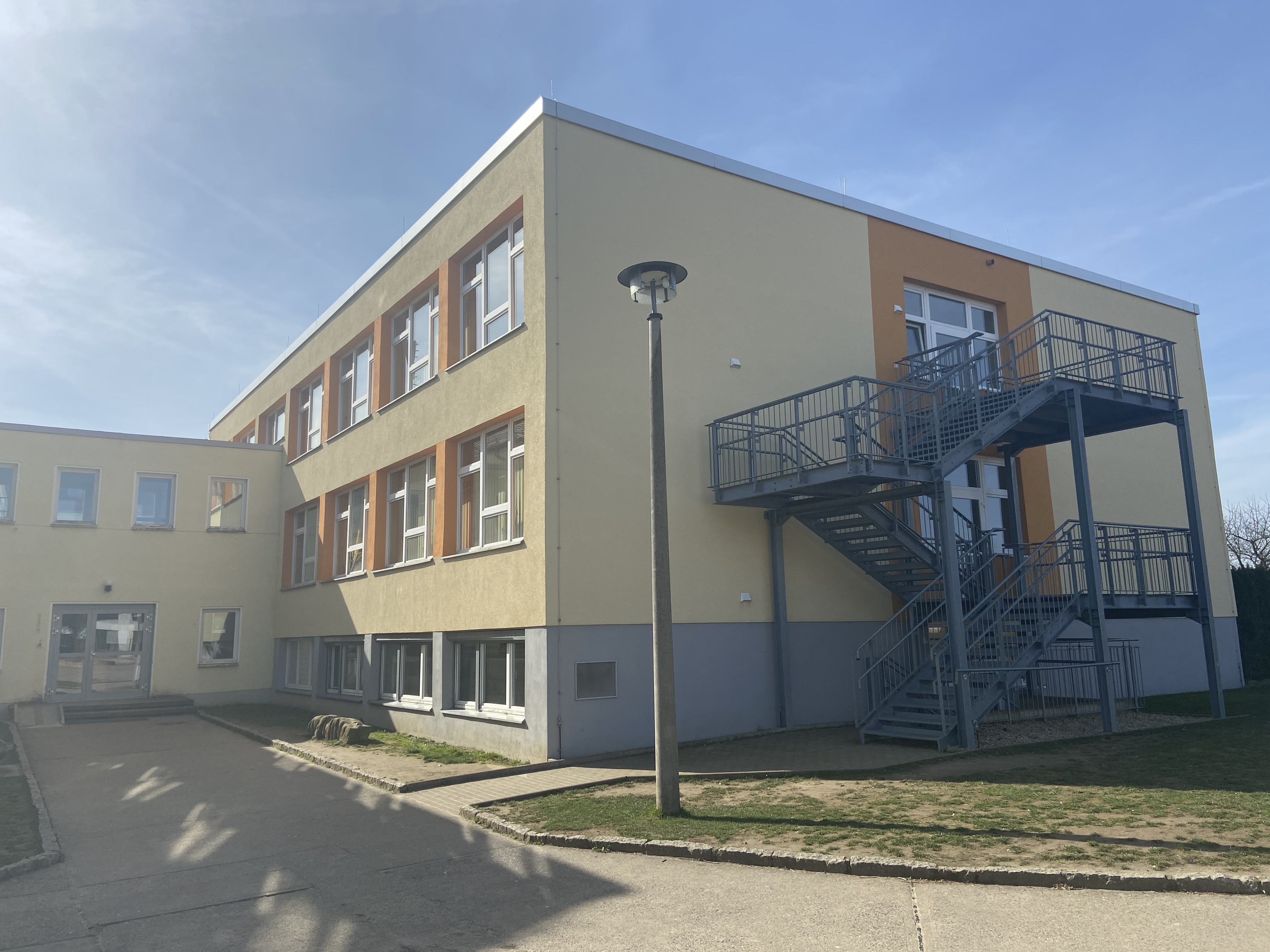 Das Gebäude der sorbischen Grundschule in Räckelwitz
